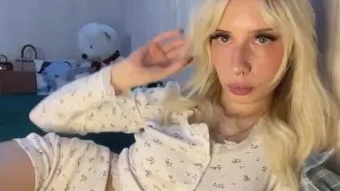 FlaviaSantin —  #ass #pussy #cute #schoolgirl #squirt #striptease #pee