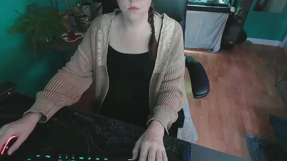 KushandKink —  #notnaked #cute #smoking #gamer #amateur #tease #shy