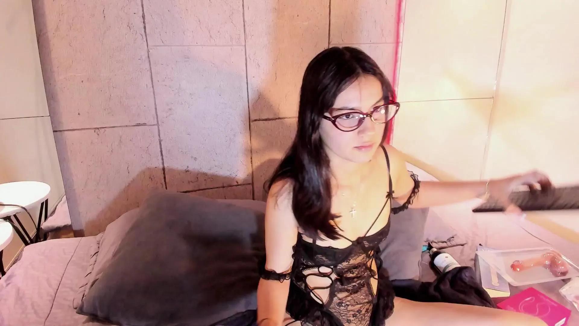 Ruby_Janee —  #pee #deepthroat #masturbation #striptease #cute #pussy #feet