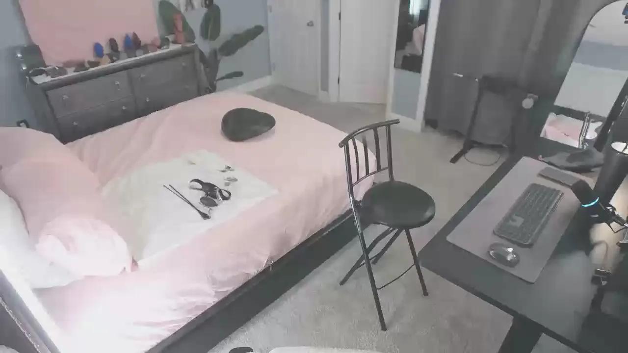 Tightlyrubberd on Cam4