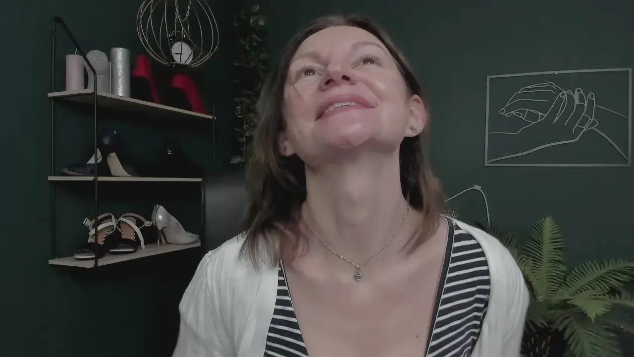 Vivian_Heart —  #feet #femdom #C2C #cute