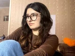 deloisenatalizio — GOAL: Make a heart with my hands.Hello, I'm Elisheva, welcome to my room. Today is my third day [12 tokens remaining]