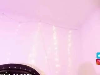 doll-ssquirts on CamSoda 