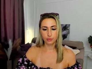 happysmileee on CamSoda 