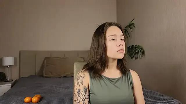 ArleenVizena — put lipstick on my lips+close to the cam