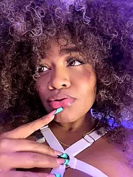 riri_brunnete on StripChat 